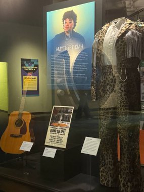 NASHVILLE, TN - 28 Şubat 2025 'te Nashville, Tennessee' deki Country Music Hall of Fame ve Museum 'da sergilenen Amerikan Akıntıları.