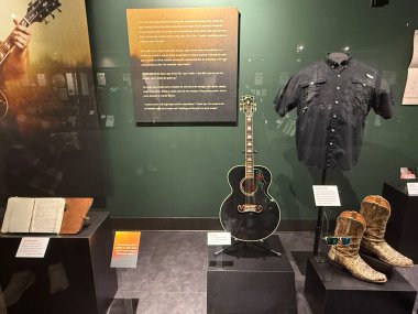 NASHVILLE, TN - 28 Şubat 2025 'te Nashville, Tennessee' deki Country Music Hall of Fame Müzesinde Luke Combs-The Man I Am sergisi.