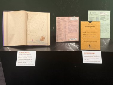 NASHVILLE, TN - 28 Şubat 2025 'te Nashville, Tennessee' deki Country Music Hall of Fame Müzesinde Luke Combs-The Man I Am sergisi.