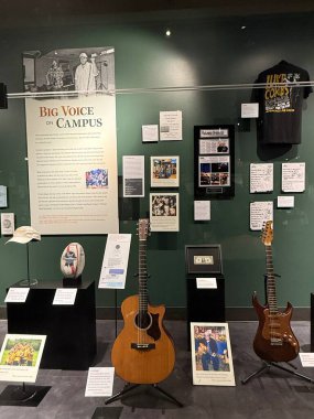 NASHVILLE, TN - 28 Şubat 2025 'te Nashville, Tennessee' deki Country Music Hall of Fame Müzesinde Luke Combs-The Man I Am sergisi.