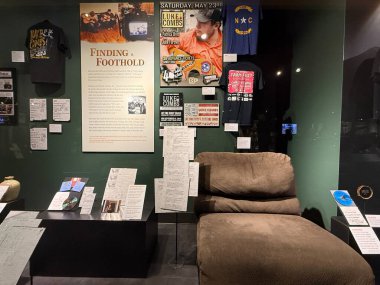 NASHVILLE, TN - 28 Şubat 2025 'te Nashville, Tennessee' deki Country Music Hall of Fame Müzesinde Luke Combs-The Man I Am sergisi.