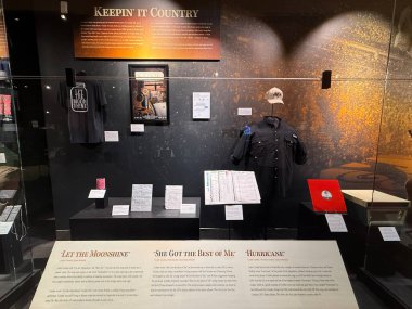 NASHVILLE, TN - 28 Şubat 2025 'te Nashville, Tennessee' deki Country Music Hall of Fame Müzesinde Luke Combs-The Man I Am sergisi.