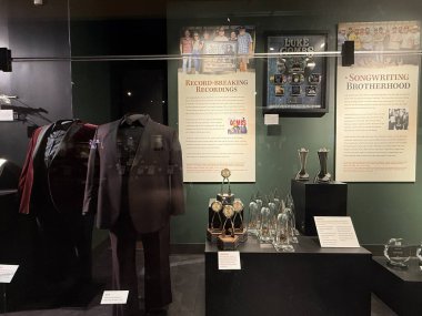 NASHVILLE, TN - 28 Şubat 2025 'te Nashville, Tennessee' deki Country Music Hall of Fame Müzesinde Luke Combs-The Man I Am sergisi.