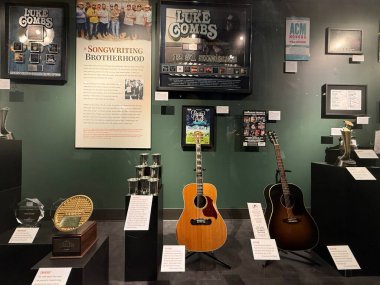 NASHVILLE, TN - 28 Şubat 2025 'te Nashville, Tennessee' deki Country Music Hall of Fame Müzesinde Luke Combs-The Man I Am sergisi.