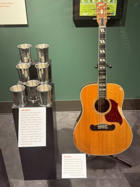 NASHVILLE, TN - 28 Şubat 2025 'te Nashville, Tennessee' deki Country Music Hall of Fame Müzesinde Luke Combs-The Man I Am sergisi.