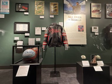 NASHVILLE, TN - 28 Şubat 2025 'te Nashville, Tennessee' deki Country Music Hall of Fame Müzesinde Luke Combs-The Man I Am sergisi.