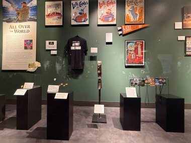 NASHVILLE, TN - 28 Şubat 2025 'te Nashville, Tennessee' deki Country Music Hall of Fame Müzesinde Luke Combs-The Man I Am sergisi.