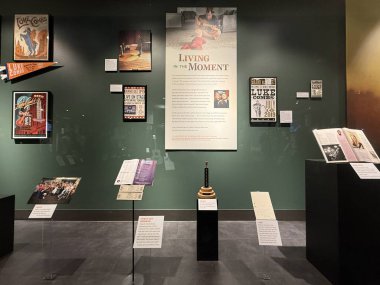 NASHVILLE, TN - 28 Şubat 2025 'te Nashville, Tennessee' deki Country Music Hall of Fame Müzesinde Luke Combs-The Man I Am sergisi.