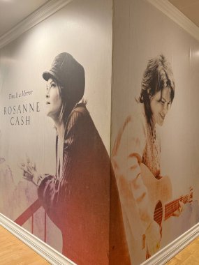 NASHVILLE, TN - 28 Şubat 2025 'te Nashville, Tennessee' deki Country Music Hall of Fame ve Museum 'da yapılan bir ayna sergisidir..