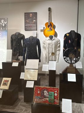 NASHVILLE, TN - 28 Şubat 2025 'te Nashville, Tennessee' deki Country Music Hall of Fame ve Museum 'da yapılan bir ayna sergisidir..