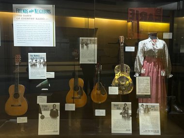 NASHVILLE, TN - 28 Şubat 2025 'te Nashville, Tennessee' deki Country Music Hall of Fame ve Museum 'da sergi.