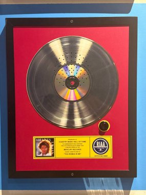 NASHVILLE, TN - 28 Şubat 2025 'te Nashville, Tennessee' deki Country Music Hall of Fame ve Museum 'da sergi.