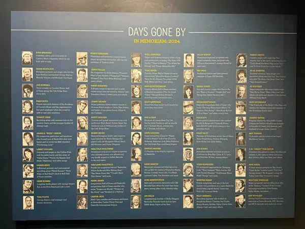 NASHVILLE, TN - 28 Şubat 2025 'te Nashville, Tennessee' deki Country Music Hall of Fame ve Museum 'da sergilenen Amerikan Akıntıları.