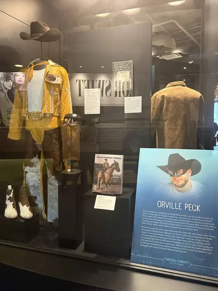 NASHVILLE, TN - 28 Şubat 2025 'te Nashville, Tennessee' deki Country Music Hall of Fame ve Museum 'da sergilenen Amerikan Akıntıları.