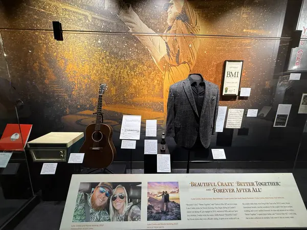 NASHVILLE, TN - 28 Şubat 2025 'te Nashville, Tennessee' deki Country Music Hall of Fame Müzesinde Luke Combs-The Man I Am sergisi.