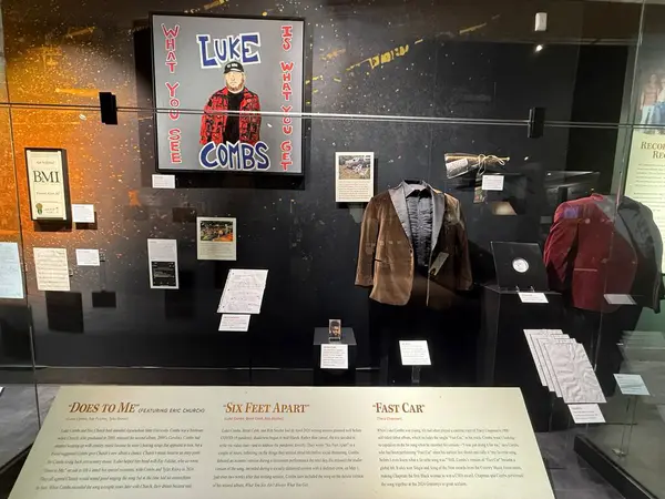 NASHVILLE, TN - 28 Şubat 2025 'te Nashville, Tennessee' deki Country Music Hall of Fame Müzesinde Luke Combs-The Man I Am sergisi.