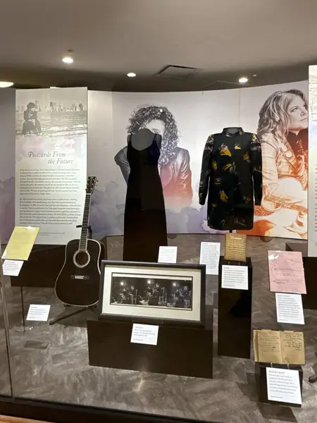 NASHVILLE, TN - 28 Şubat 2025 'te Nashville, Tennessee' deki Country Music Hall of Fame ve Museum 'da yapılan bir ayna sergisidir..