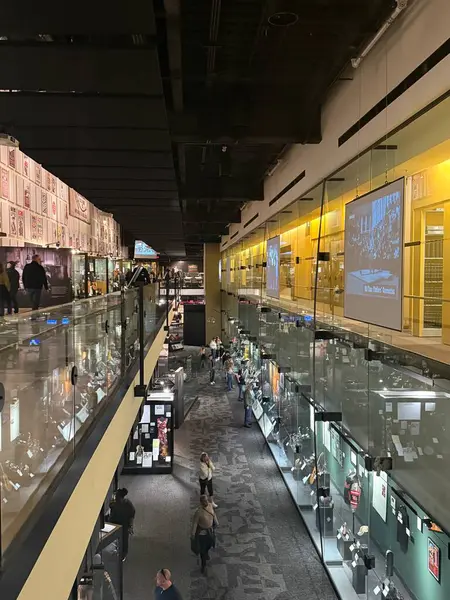 NASHVILLE, TN - 28 Şubat 2025 'te Nashville, Tennessee' deki Country Music Hall of Fame ve Museum 'da sergi.