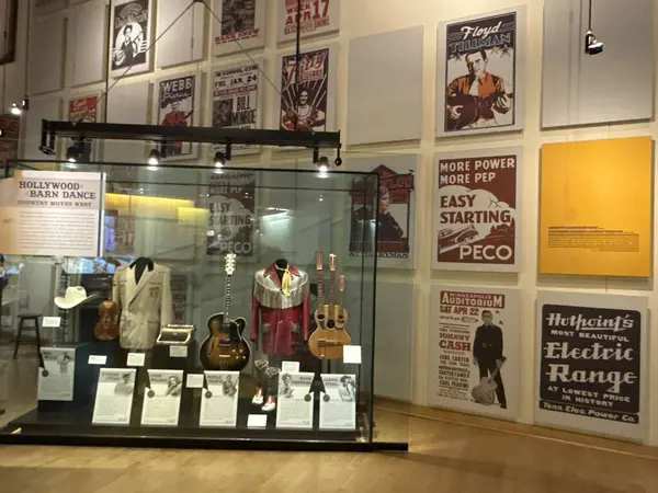 NASHVILLE, TN - 28 Şubat 2025 'te Nashville, Tennessee' deki Country Music Hall of Fame ve Museum 'da sergi.
