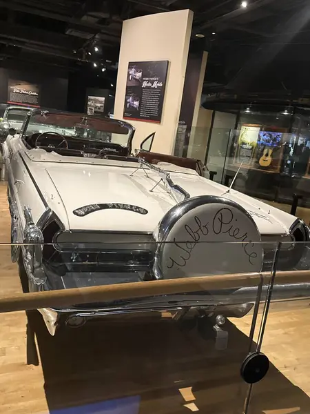 NASHVILLE, TN - 28 Şubat 2025 'te Nashville, Tennessee' deki Country Music Hall of Fame ve Museum 'da sergi.