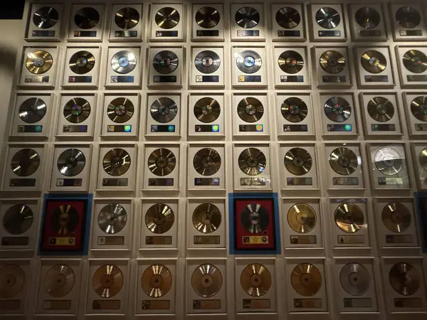 NASHVILLE, TN - 28 Şubat 2025 'te Nashville, Tennessee' deki Country Music Hall of Fame ve Museum 'da sergi.