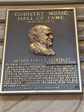 NASHVILLE, TN - 28 Şubat 2025 'te Nashville, Tennessee' deki Country Music Hall of Fame 'de Arthur Edward Satherley plaketi.