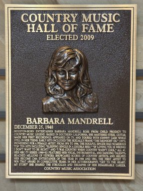 NASHVILLE, TN - 28 Şubat 2025 'te Nashville, Tennessee' deki Country Music Hall of Fame 'de Barbara Mandrell plaketi.