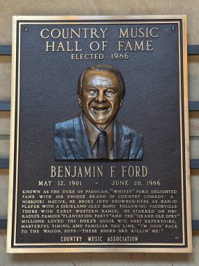 NASHVILLE, TN - 28 Şubat 2025 'te Nashville, Tennessee' deki Country Music Hall of Fame 'de Benjamin F Ford plaketi.