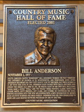 NASHVILLE, TN - 28 Şubat 2025 'te Nashville, Tennessee' deki Country Music Hall of Fame 'de Bill Anderson plaketi.