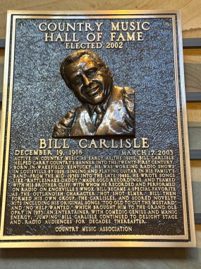 NASHVILLE, TN - 28 Şubat 2025 'te Nashville, Tennessee' deki Country Music Hall of Fame 'de Bill Carlisle plaketi.