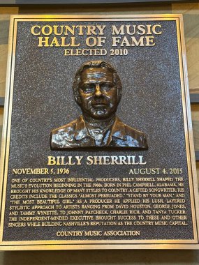 NASHVILLE, TN - 28 Şubat 2025 'te Nashville, Tennessee' deki Country Music Hall of Fame 'de Billy Sherrill plaketi.