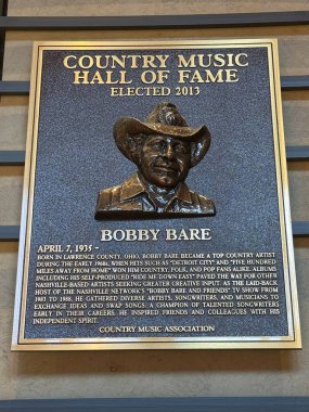 NASHVILLE, TN - 28 Şubat 2025 'te Nashville, Tennessee' deki Country Music Hall of Fame 'de Bobby Bare plaketi.
