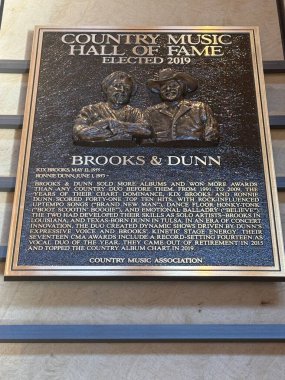 NASHVILLE, TN - 28 Şubat 2025 'te Nashville, Tennessee' deki Country Music Hall of Fame 'de Brooks & Dunn plaketi.