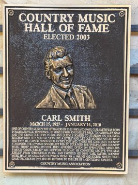 NASHVILLE, TN - 28 Şubat 2025 'te Nashville, Tennessee' deki Country Music Hall of Fame 'de Carl Smith plaketi.