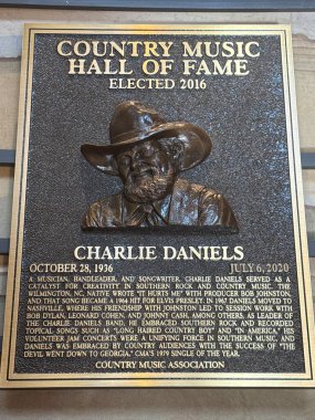 NASHVILLE, TN - 28 Şubat 2025 'te Nashville, Tennessee' deki Country Music Hall of Fame 'de Charlie Daniels plaketi.