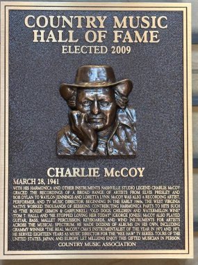 NASHVILLE, TN - 28 Şubat 2025 'te Nashville, Tennessee' deki Country Music Hall of Fame 'deki Charlie McCoy plaketi.