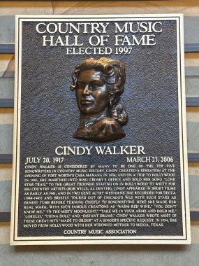 NASHVILLE, TN - 28 Şubat 2025 'te Nashville, Tennessee' deki Country Music Hall of Fame 'de Cindy Walker plaketi.