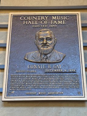 NASHVILLE, TN - 28 Şubat 2025 'te Nashville, Tennessee' deki Country Music Hall of Fame 'de Connie B Gay plaketi.