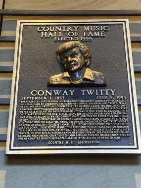 NASHVILLE, TN - 28 Şubat 2025 'te Nashville, Tennessee' deki Country Music Hall of Fame 'de Conway Twitty plaketi.