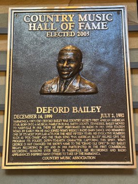 NASHVILLE, TN - 28 Şubat 2025 'te Nashville, Tennessee' deki Country Music Hall of Fame 'de Deford Bailey plaketi.
