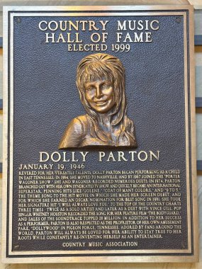 NASHVILLE, TN - 28 Şubat 2025 'te Nashville, Tennessee' deki Country Music Hall of Fame 'de Dolly Parton plaketi.