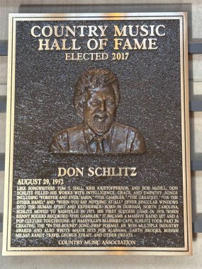 NASHVILLE, TN - 28 Şubat 2025 'te Nashville, Tennessee' deki Country Music Hall of Fame 'de Don Schlitz plaketi.