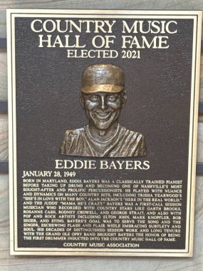 NASHVILLE, TN - 28 Şubat 2025 'te Nashville, Tennessee' deki Country Music Hall of Fame 'de Eddie Bayers plaketi.