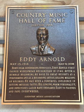 NASHVILLE, TN - 28 Şubat 2025 'te Nashville, Tennessee' deki Country Music Hall of Fame 'de Eddy Arnold plaketi.