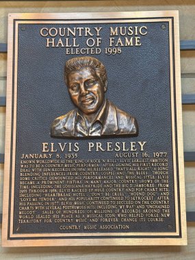 NASHVILLE, TN - 28 Şubat 2025 'te Nashville, Tennessee' deki Country Music Hall of Fame 'de Elvis Presley plaketi.