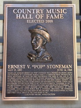 NASHVILLE, TN - 28 Şubat 2025 'te Nashville, Tennessee' deki Country Music Hall of Fame 'de Ernest V Pop Stoneman plaketi.