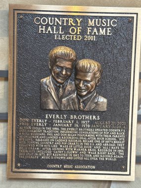 NASHVILLE, TN - 28 Şubat 2025 'te Nashville, Tennessee' deki Country Music Hall of Fame 'de Everly Brothers plaketi.