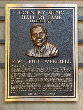 NASHVILLE, TN - 28 Şubat 2025 'te Nashville, Tennessee' deki Country Music Hall of Fame 'de Bud Wendell plaketi.