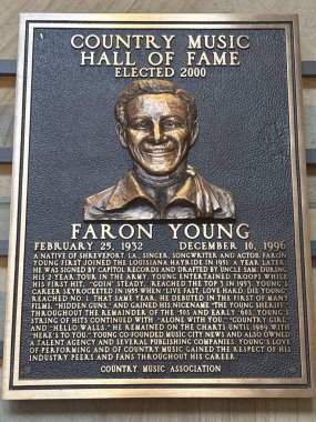 NASHVILLE, TN - 28 Şubat 2025 'te Nashville, Tennessee' deki Country Music Hall of Fame 'de Faron Young plaketi.