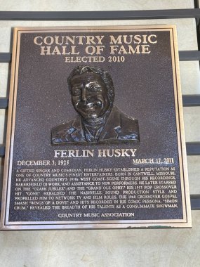 NASHVILLE, TN - 28 Şubat 2025 'te Nashville, Tennessee' deki Country Music Hall of Fame 'de Ferlin Husky plaketi.